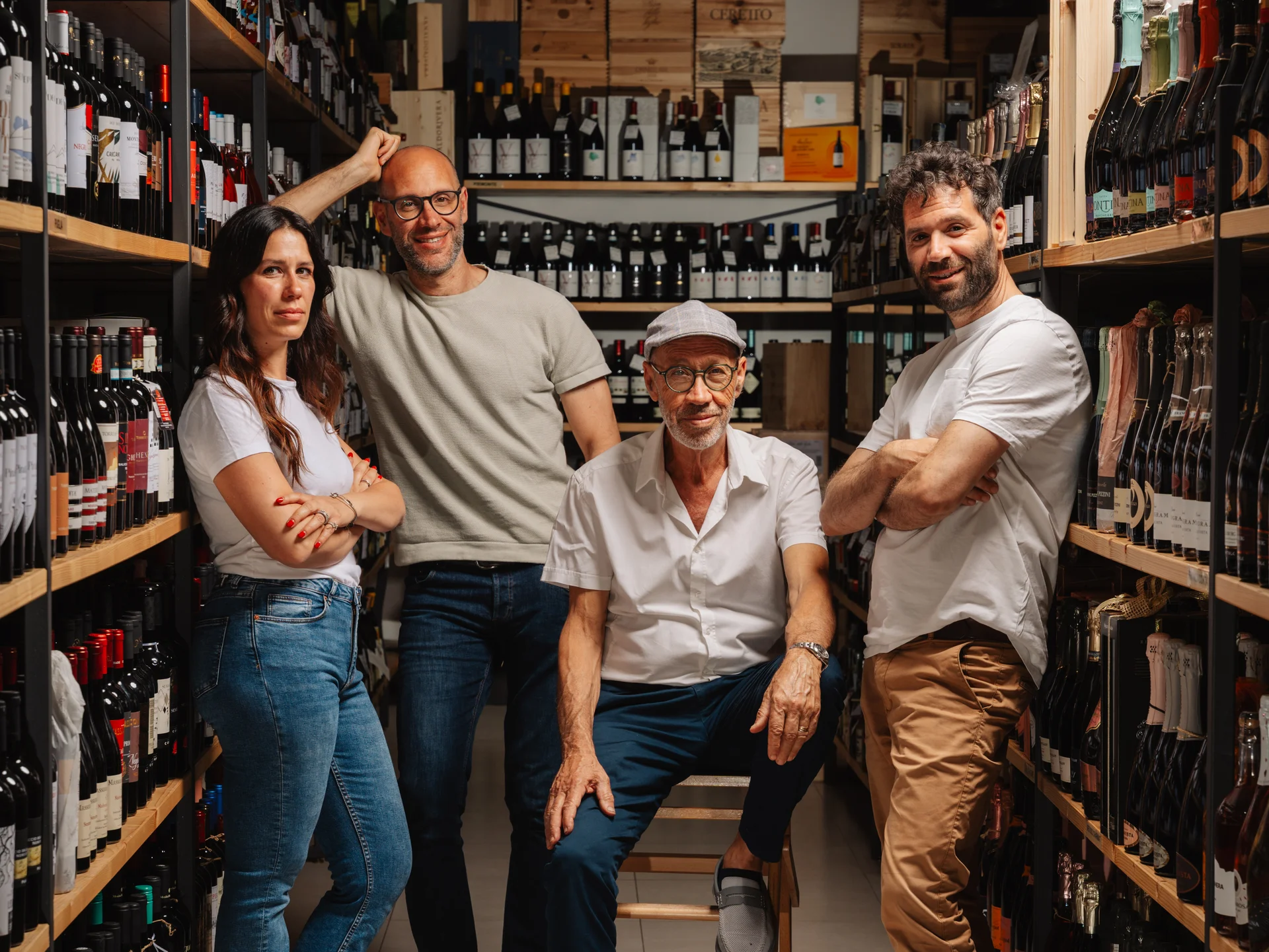 Divino enoteca team tra le bottiglie di vino in un'enoteca elegante e accogliente