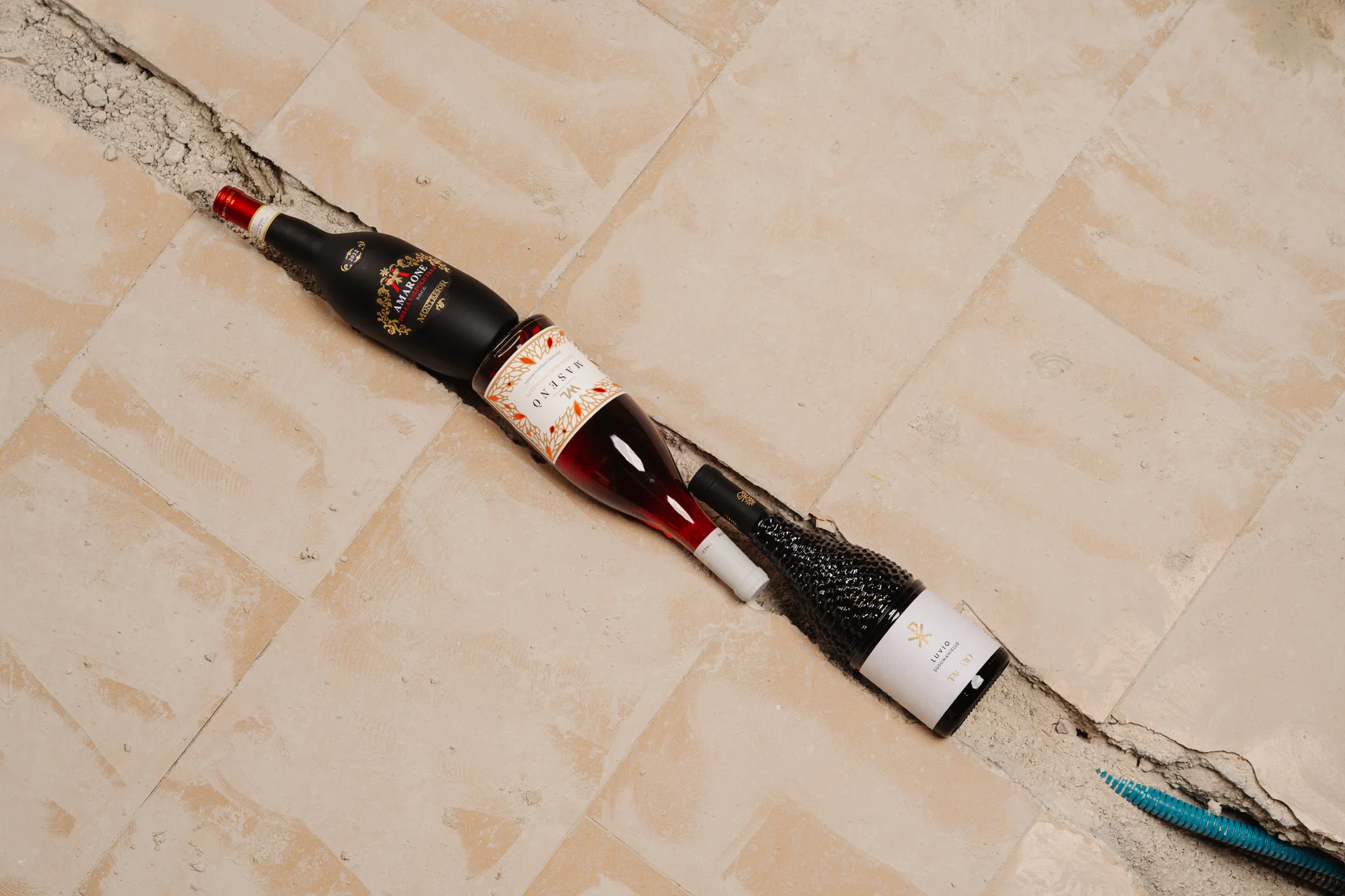 Bottiglie di vino Masseria Li Veli Susumaniello e Malvasia Nera sullo scaffale di un'enoteca