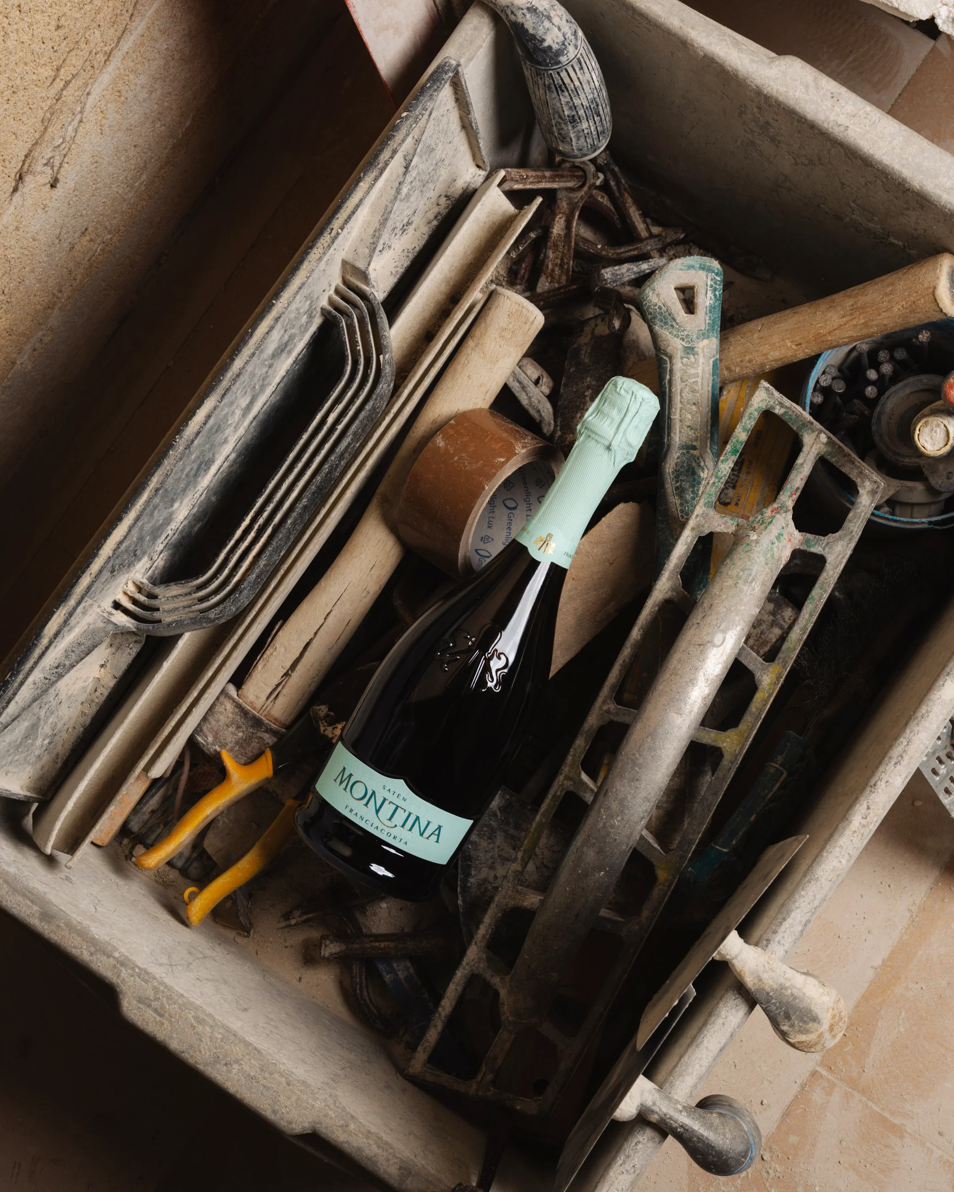 Bottiglie di vino in primo piano con sfondo sfocato