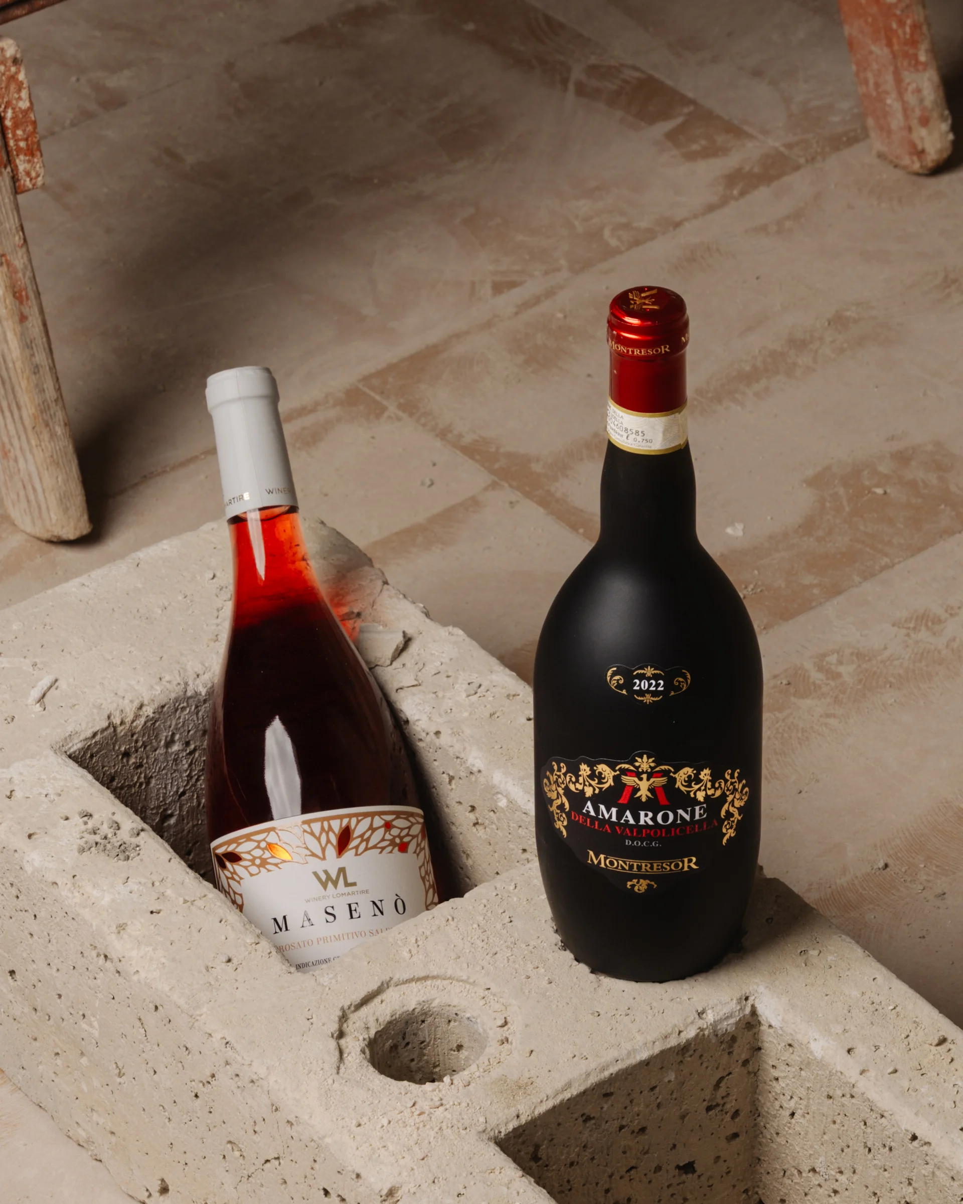 Bottiglie di vino in primo piano con sfondo sfocato
